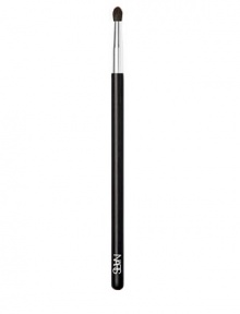 Perfect for applying and blending eyeshadow, this small dome brush is an indispensible tool. 