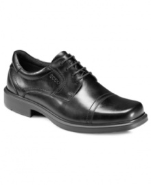 An intricate cap toe and smooth leather upper team up to make these comfortable Ecco oxford men's dress shoes a great  choice for any day of the week.