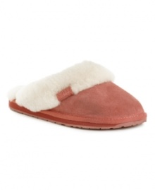 EMU's Jolie is a classic slide slipper made from the finest short pile Australian Sheepskin that naturally wicks away moisture, meaning odorless footwear.