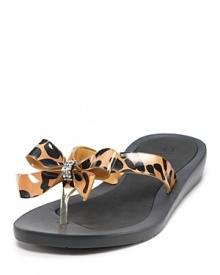 A bold leopard bow and glittering rhinestones add signature GUESS flare to the classic flip flop.