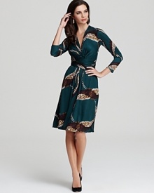 Cinched at the waist with a super-flattering sash accent, the Issa dress in silk jersey boasts a riveting abstract print.