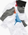 Set your sights high. He'll love lacing up his sneakers to go play when he's outfitted in this Jumpman t-shirt from Jordan.