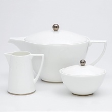 Jasper Conran continues to close the gap between formal dining and casual living. He accents the contemporary beauty of his already popular white bone china range with a touch of formality in the forum of a thin platinum band. To create an interplay of proportions, accent pieces including a plate, a charger, a small pitcher, mug, teacup and saucer, use thick platinum stripes to reinforce the pattern's look of sophisticated elegance.