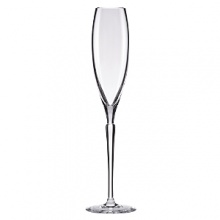 With a clear bowl and hand-pulled stem, this kate spade new york Bellport champagne flute sparkles in European crystal.