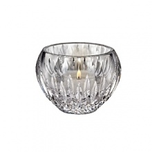 Create dazzling light or a small floral display with Waterford's Arianne votive/rose bowl featuring a marvel of dazzling wedge cuts crafted from upright and cross cutting techniques for the utmost sparkle.