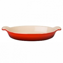 One of the most versatile cooking vessels in the kitchen, this handcrafted oval dish is ideal for cooking potatoes au gratin, casseroles, shepherd's pie or fruit cobbler with a perfectly browned top.