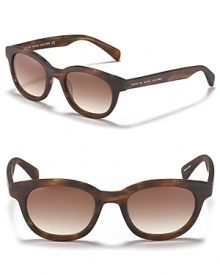 The classic wayfarer gets an update with a rounder silhouette, a cool style to be worn anywhere you go.