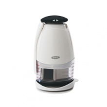 OXO's GOOD GRIPS Mini Chopper makes quick work of onions, nuts and more. Pressing the soft knob causes blades to rotate for even chopping. Ingredients can be chopped into enclosed cup or directly on a cutting board. Internal rotating tab prevents accumulation of food on side walls.