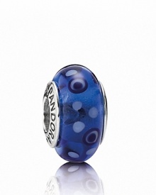 A bubbly pattern on murano glass adds an effervescent element to your bracelet. Logo-engraved sterling silver trim displays the PANDORA signature.