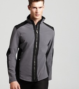 A practical, light layer from Victorinox for a timeless, masculine look.