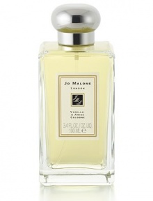 Vanilla & Anise transports you to the floral landscape of Madagascar and captures the fleeting moment of the blossoming rare vanilla orchid. The fragile cream and white flowers found on the vanilla vine are a precious discovery: only one or two appear in the morning, and seemingly vanish by late afternoon. 