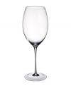 Elegance on a grand scale. This Allegorie Premium wine glass from Villeroy & Boch complements any table with a generously proportioned, thoroughly graceful silhouette for Bordeaux wines.