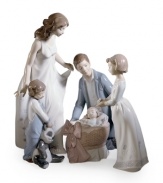 Show Mom some love. Handcrafted in premium porcelain, the Wonderful Mother figurine from Lladro is a beautiful addition to any family setting.