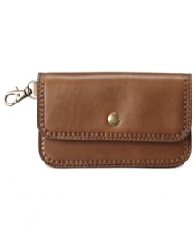 Add a vintage vibe to your everyday accessorizing with this go-anywhere design from Fossil. Crafted from sumptuous leather with exquisite detail stitching, it boasts plenty of interior compartments to keep cash, receipts and coins safely stowed.