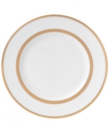 Inspired by the intricate ribbons of lace that adorn Vera Wang dresses, these dinner plates feature a gold lace border that melds with a delicate floral design to form a pattern on this collection of dinnerware and dishes that is both exquisitely detailed and elegantly timeless.