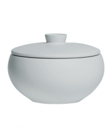 With a powdery matte finish and clean modern shape, the Naturals sugar bowl from designer Vera Wang brings minimalism to the table with chic style. In a serene shade of gray to complement any setting.