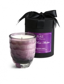 This beautiful candle is made up of bergamot, water lotus, fresh rose, geranium, violet leaves and sandalwood. It is 100% soy wax. Burn time is approximately 40 hours. 