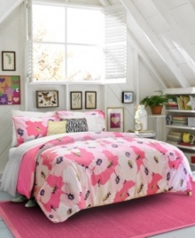 Dream in color. Various shades of peppy pink create an artistic flower design in this Poppy Dreams comforter set from Teen Vogue for a modern allure. Pair with a duo of decorative pillows and coordinating sheet set boasting whimsical polka dots.