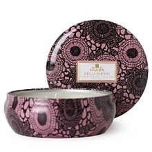 Voluspa's exquisite Bella Sucre collection blends demerara sugar essence with rare tiare petals and coconut milk for an exceptional fragrance that elegantly scents your home.