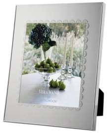 A delicate lace-inspired pattern trims sleek silver plate, giving Vera Wang's Flirt picture frame a sense of timeless grace and femininity.