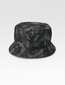 A bucket silhouette in camouflaged nylon with tonal colors and contemporary appeal. Stitched brim Made in Italy