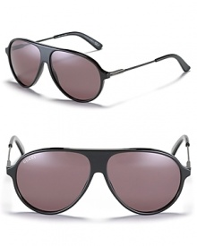 Ultra chic aviator sunglasses with metal temples and a retro-inspired design.