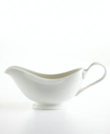 Understated styling and supreme durability make Martha Stewart Collection Whiteware ideal for everyday use. The classic design of this gravy boat is perfect for serving and as a decorative piece.