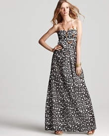 Take DIANE von FURSTENBERG's signature graphics on your next getaway. With a flattering silhouette and bold print, this maxi dress brings a sense of style to your seaside wardrobe.