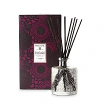 Voluspa's exquisite Santiago Huckleberry collection blends ripe huckleberries with vanilla bean and sugar cane for an exceptional fragrance that elegantly scents your home.