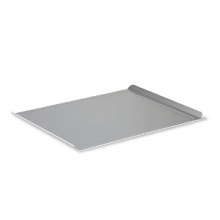 Create perfectly crisp cookies for years to come with this durable baking sheet from Calphalon. Expertly constructed to the standards of culinary professionals, it features two interlocking layers of high-performance nonstick for beautiful results and easy serving.