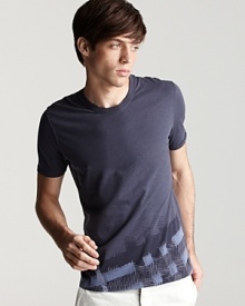 An asymmetric check print at the hem lends a forward edge to a classic Burberry tee.