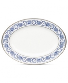 Set a tone of opulence and grace with the Sonnet in Blue oval platter. Patterned platinum bands and powder-blue botanicals frame traditional bone china from Noritake.