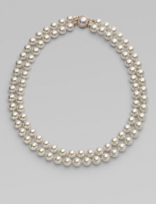 Double the elegance on two rows of white organic round pearls and clasped with an exquisite mabe pearl. 10mm white round pearls 18k gold vermeil Length, about 18 Mabe pearl clasp Made in Spain 