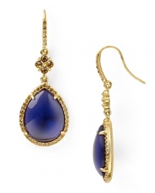 A timeless favorite: Gold-plated metal surrounds colorful faceted crystals. In a slightly exaggerated size, these bold drops are the perfect touch of glamor.