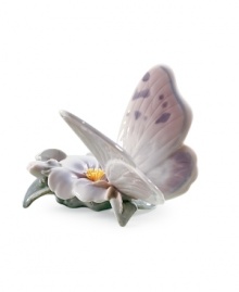 Bring the outdoors in. The fanciful Refreshing Pause figurine captures the quiet beauty of a butterfly in handcrafted Lladro porcelain.