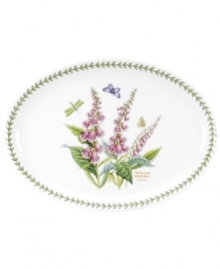 More than pretty, this oval platter transitions brilliantly from oven to table and has everything you love – colorful blooms, triple-leaf accents – about Portmeirion's Botanic Garden dinnerware.