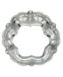 Hold court with the regal elegance of Fleur de Lis serveware and serving dishes. Lavish detail featuring the iconic French lily evokes another era, gleaming spectacularly in this magnificent serving bowl from Arthur Court.