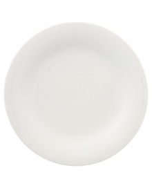 Fresh modern from Villeroy & Boch dinnerware. The dishes in this set are sheer white china in a clean round shape that inspires simply harmonious dining. A soft fluidity and radiant glaze give these dinner plates quiet elegance and lasting appeal.