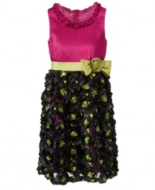 Your little flower will bloom in this beautiful dress, with stunning skirt details and a colorful design.