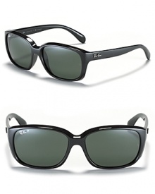 Oversized sunglasses with polarized lenses from Ray-Ban, a subtle accent for your summer wardrobe.