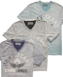 Watch your casual cool-factor take flight in this graphic t-shirt from DKNY Jeans.