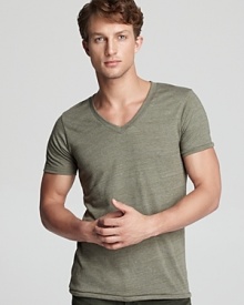 An essential basic in soft cotton, the perfect complement to a pair of classic, faded jeans.