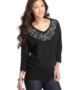 This chic and slouchy top with a studded neckline adds sparkle to any day, from On Que!