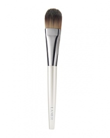 Designed with high-performance fibers, La Mer's foundation brush applies and blends liquid and cream foundations with extraordinary precision. Tapered for seamless application, it flawlessly smoothes, builds and adjusts coverage for a beautifully polished finish.