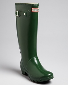 Glossy and gorgeous, these shapely Hunter boots keep you stylish and dry. In extended calf for extra comfort.