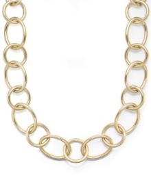 A single layer adds a hint of shine. Giani Bernini's link necklace is crafted in 24k gold over sterling silver. Approximate length: 18 inches.