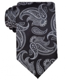 Bring paisley to the party for a good time in this Geoffrey Beene silk tie.