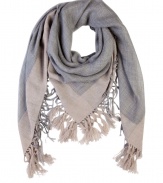 An ultra luxurious accessory, Brunello Cucinellis tonal cashmere-silk scarf adds an understated modern elegance to any outfit - Knotted fringe, square shape - Wear bandana-style over immaculately tailored coats