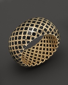 An intricate lattice design in 18K yellow gold is hand-detailed with enamel on Gucci's Diamantissima ring.