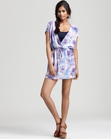 Imbued with a splashy tie-dye print, this CHASER dress updates your weekend wardrobe with eclectic cool.